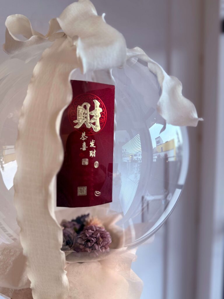 Chinesisches Rotes Geschenkekuvert in einem Bubble Bouquet